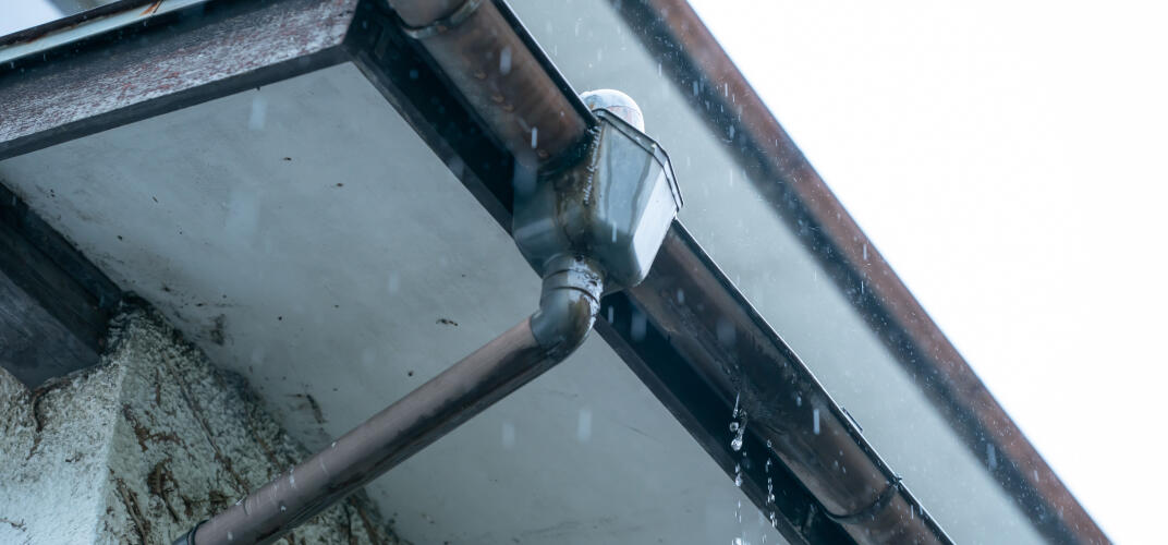 火災保険は雨漏りの修理に適用される？条件や請求（申請）手順、業者を選ぶ際の注意点を解説！
